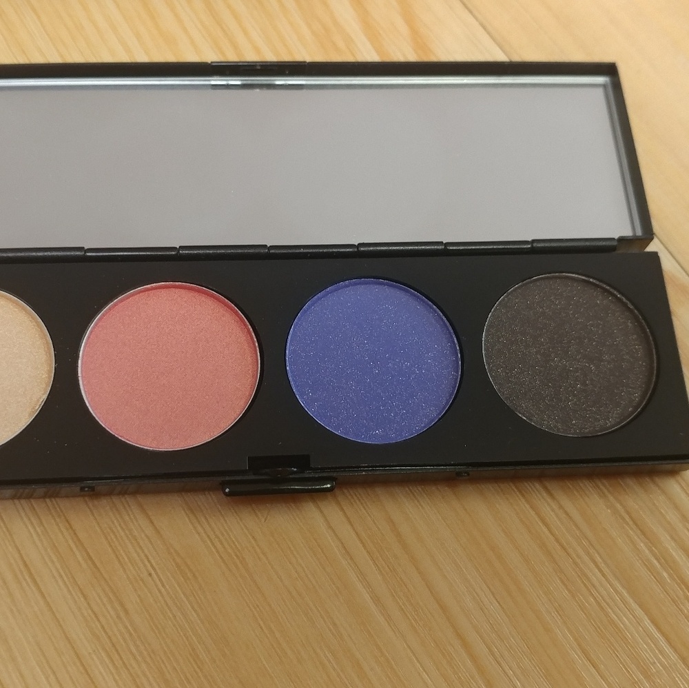 🎉Host Pick🎉🆕RARE Hello Kitty MAC Eyeshadow Quad - Picture 8 of 8